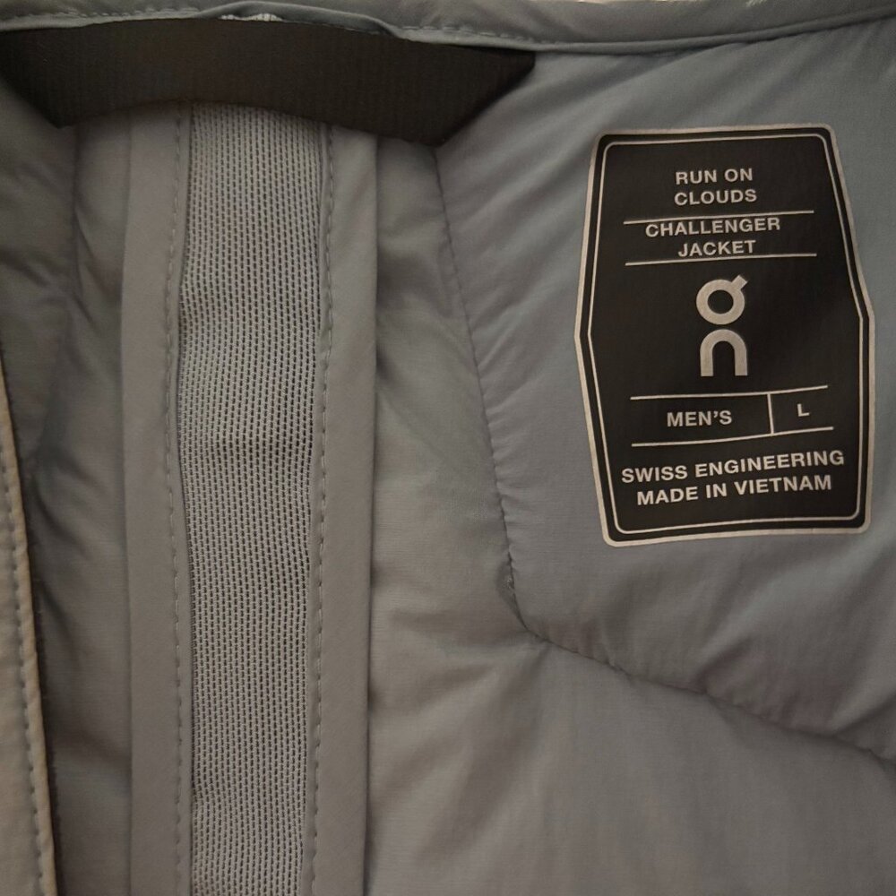 On Running Challenger Jacket View 2
